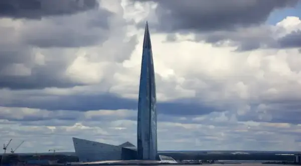 Lakhta Center, najwyższy budynek w Europie, wznosi się dumnie na tle burzowych chmur.
