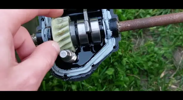 Jak przenieść napęd z silnika kosiarki? Poradnik DIY
