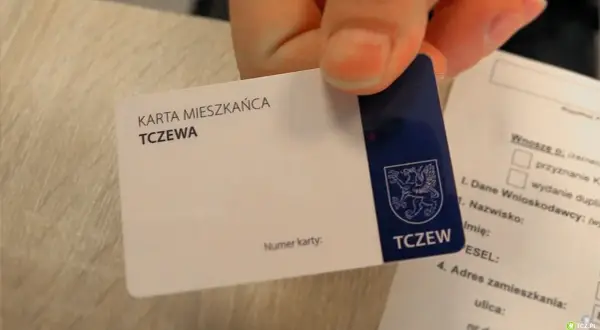 Karta mieszkańca Tczewa w ręce. Gdzie jest data ważności na karcie? Nie widać jej na tym zdjęciu.
