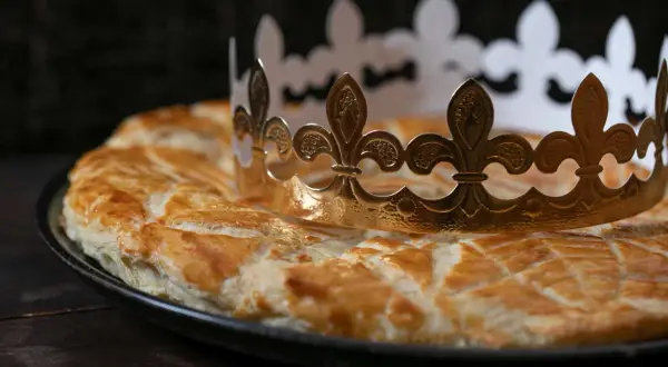 Goldene Krone auf einer frisch gebackenen Galette. Ein köstliches Galette Rezept für den König.