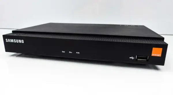 Czarny dekoder Samsung z logo Orange, idealny do systemu multiroom.