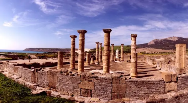 Impresionantes ruinas romanas en Cádiz, con columnas de piedra y vistas al mar. Un viaje al pasado.