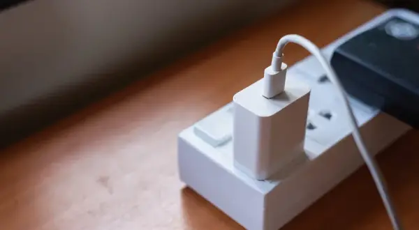 Czy ładowarka pobiera prąd bez telefonu? Odkryj ukryte koszty energii