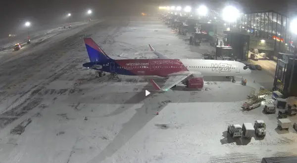 Samolot Wizz Air na lotnisku w Gdańsku, przygotowany do lotów. Śnieg na płycie lotniska.