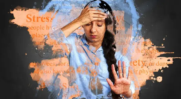 Donna con mano alzata, espressione di sofferenza. Testo sovrapposto illustra la differenza tra ansia e stress.