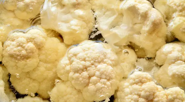 Różyczki kalafiora gotujące się w wodzie. Dowiedz się, jak długo gotować różyczki kalafiora, by były idealne.