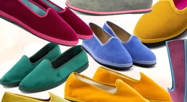 Un arcobaleno di scarpe veneziane in velluto: fucsia, verde smeraldo, blu elettrico, grigio, giallo ocra e bordeaux.