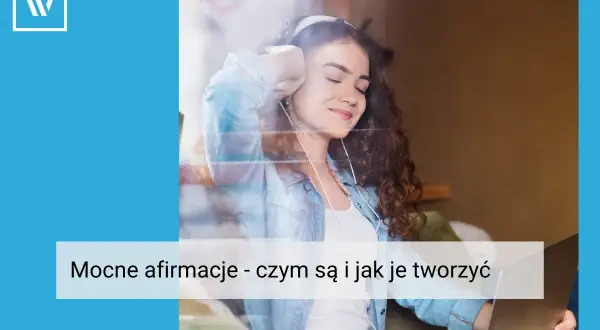 Kobieta słucha muzyki, relaksując się. To inspiracja do tworzenia skutecznych afirmacji, które pomogą Ci osiągnąć cele.