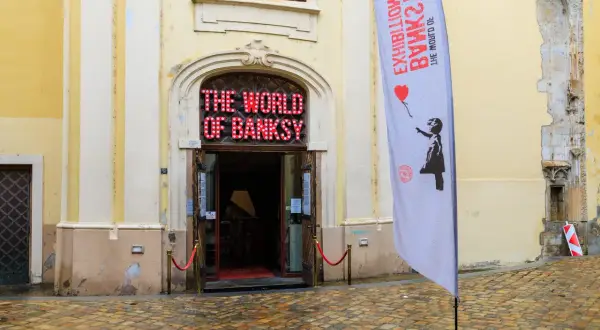 The World of Banksy" Ausstellung in Prag. Ein Banner mit dem berühmten Mädchen mit dem roten Ballon wirbt für die Schau.