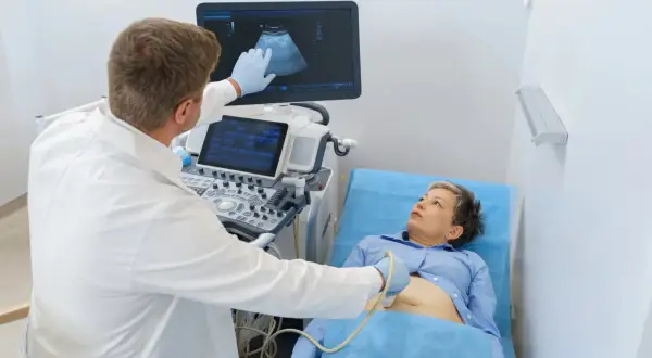 Arzt führt eine Ultraschalluntersuchung durch. Die Radiologie liefert wichtige Einblicke in den Körper der Patientin.