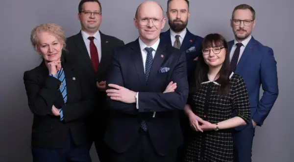 Zespół Ordo Iuris w formalnych strojach, gotowy do działania.