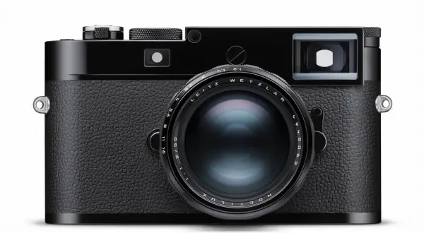 Elegancki, czarny aparat Leica z obiektywem Noctilux. Klasyczna marka aparatów fotograficznych, symbol jakości.
