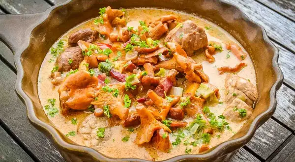 Herzhaftes schweinefilet mit pfifferlingen in cremiger Soße, garniert mit frischer Petersilie. Ein Genuss für Feinschmecker.