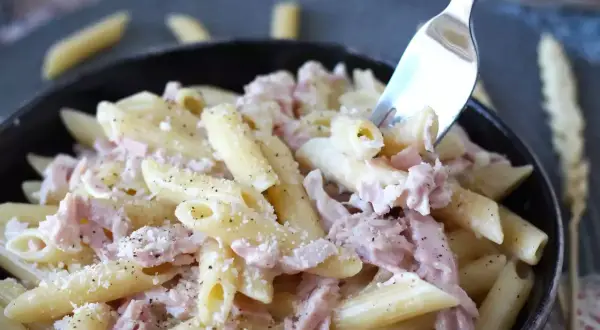 Penne cremose con prosciutto cotto e parmigiano, un piatto semplice e gustoso.