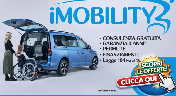 Donna aiuta una disabile in carrozzina a salire su un furgone iMobility. Offerte speciali e Legge 104.