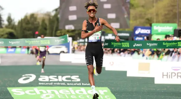 Crippa taglia il traguardo della maratona di Parigi, esausto ma vittorioso. La sua corsa è un'ispirazione.