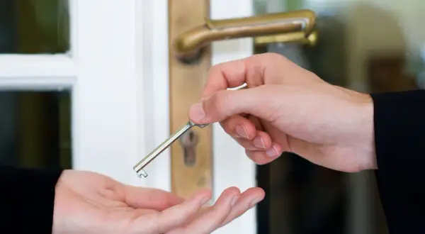 Śmierć najemcy mieszkania komunalnego: jak zdać lokal krok po kroku?