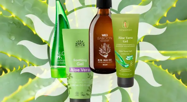 Vier Produkte mit Aloe Vera Gel Naturkosmetik, umhüllt von Aloe-Vera-Blättern.