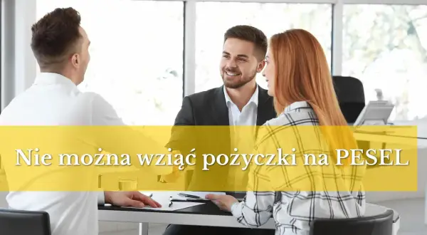 Trzy osoby przy biurku, jedna z nich pyta, czy można wziąć kredyt na PESEL. Napis na żółtym tle: "Nie można wziąć pożyczki na PESEL".
