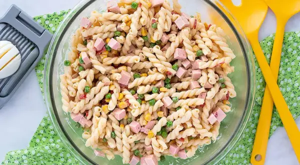Ensalada de pasta con jamón, guisantes y maíz, cremosa y deliciosa. Perfecta para tu próxima receta ensalada de pasta con mayonesa.