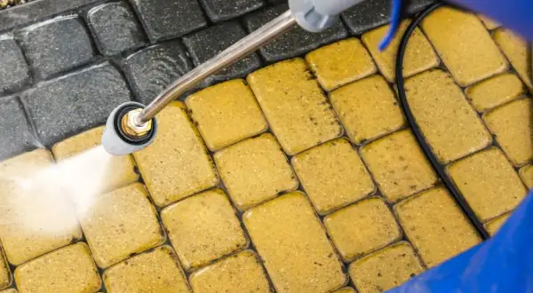 Kiedy nie trzeba sprzątać chodnika? Sprawdź swoje obowiązki prawne