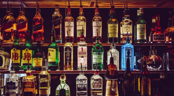 Gdzie kupić małe butelki whisky? Sprawdź najlepsze oferty i sklepy