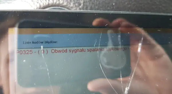 Błąd P0325: Obwód sygnału czujnika spalania stukowego.