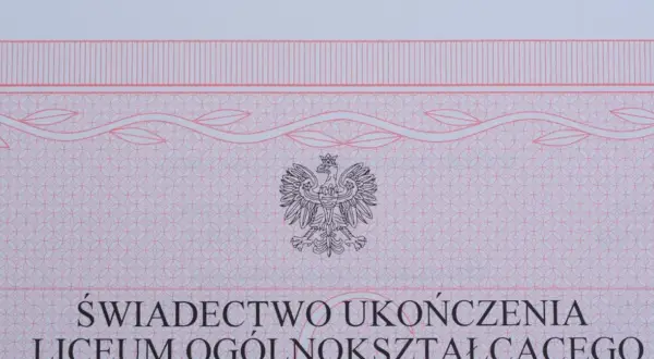 Fragment świadectwa ukończenia liceum ogólnokształcącego z godłem Polski.