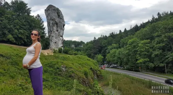 Kobieta w ciąży cieszy się pięknym krajobrazem, idealnym miejscem, gdzie na wakacje w ciąży.