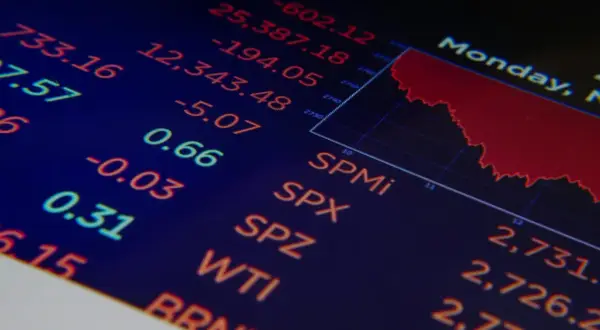 Wykres giełdowy z danymi, w tym wskaźnikami jak SPMi, SPX, SPZ, WTI. Widać spadki, a obok liczby, które mogą oznaczać cenę lub zmianę.