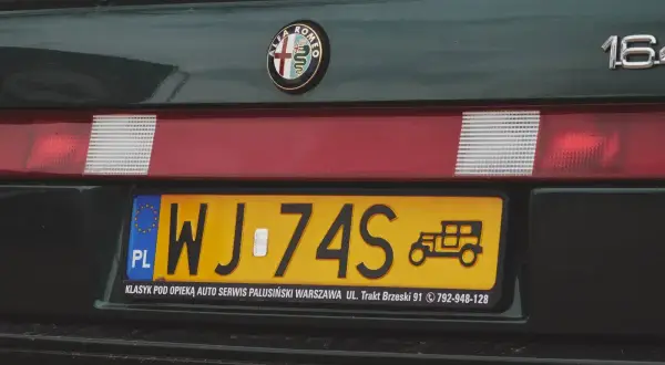 Zielona Alfa Romeo 164 z tablicą rejestracyjną WJ-74S. Klasyk pod opieką.