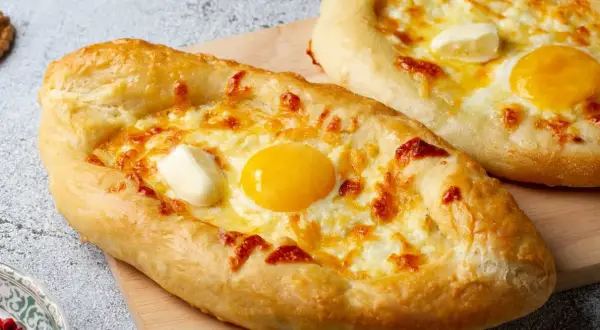 Chaczapuri, pyszne jedzenie w Gruzji, z rozpływającym się serem, jajkiem i masłem.