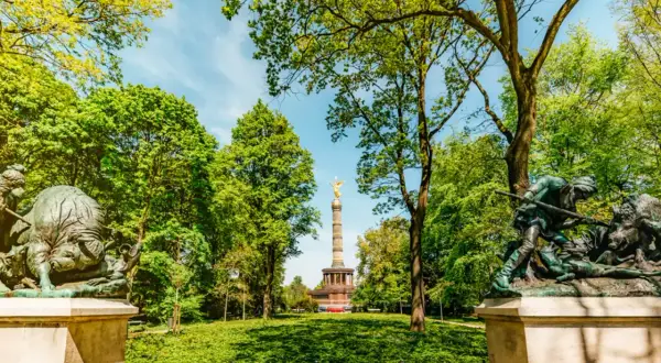 Bronzeskulpturen flankieren den Weg zum Siegessäule im Englischen Garten Berlin.