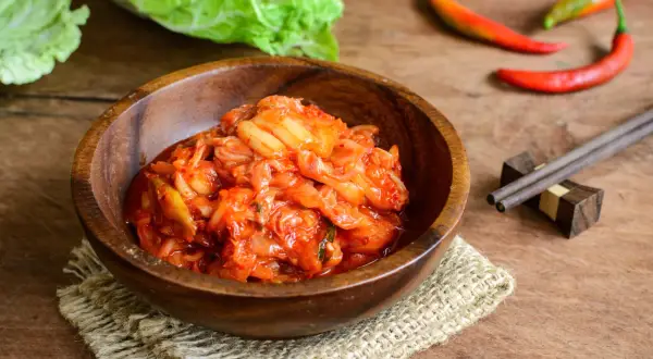 Kimchi w kuchni: 50+ pomysłów na dania. Odkryj jego wszechstronność!
