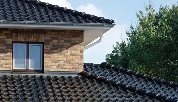 Dachówka ceramiczna matowa czy z połyskiem - Kluczowe różnice