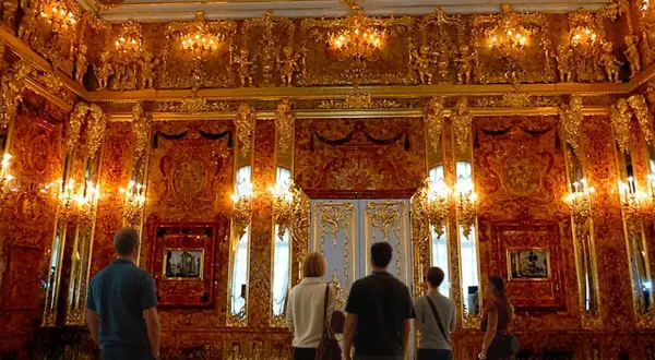 Zachwycająca bursztynowa komnata w Polsce, gdzie złociste zdobienia i bursztynowe panele tworzą magiczną atmosferę.