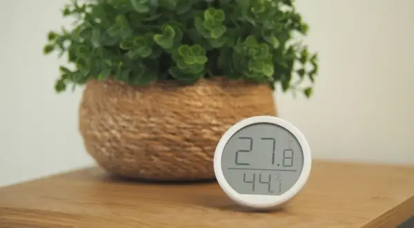 Termometr pokazuje 27.8°C i 44% wilgotności. Aby dowiedzieć się, jak zwiekszyc wilgotnosc w domu, warto zwrócić uwagę na rośliny i nawilżacze.