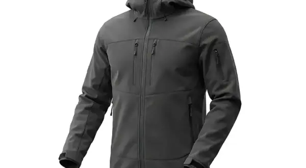Szara kurtka softshell z kapturem i licznymi kieszeniami. Dowiedz się, jak prać softshell, by zachował swoje właściwości.