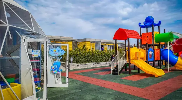 Kolorowy plac zabaw i dmuchany zamek to wspaniałe rewal atrakcje dla dzieci.