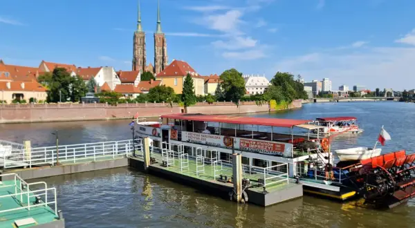 Boote auf der Oder vor der malerischen Altstadt Breslau mit den Türmen der Kathedrale.