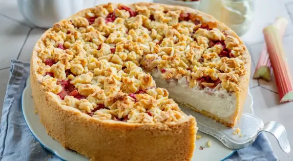 Saftiger Rhabarberkuchen mit Schmand und knuspriger Streuselhaube, ein Genuss für jeden Anlass.