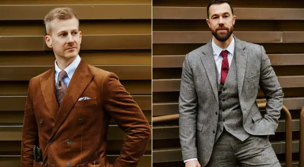 Zwei Männer in Anzügen. Der linke trägt einen braunen Cord-Sakko, der rechte einen grauen Tweed-Anzug. Was ist ein Revers? Hier sieht man es!