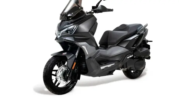 Scooter gris oscuro con parabrisas alto, asiento doble y detalles plateados. Una de las marcas de scooters más modernas.