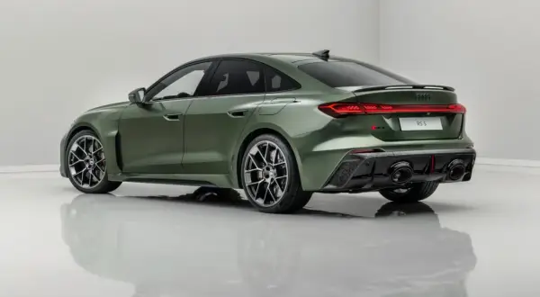 Nowy Audi RS5 2026 w kolorze zielonym, z agresywnym dyfuzorem i czterema końcówkami wydechu.