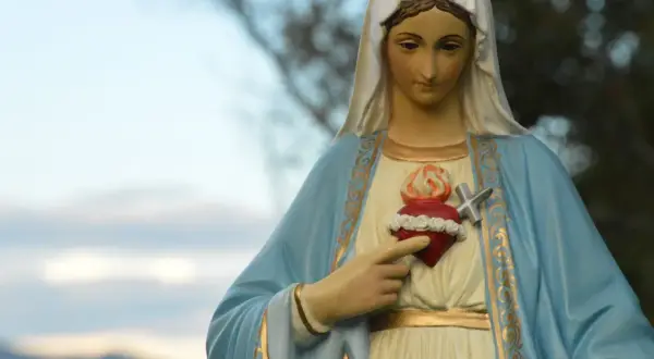 Figurka Matki Bożej z Niepokalanym Sercem, ozdobiona złotymi wzorami. 22 sierpnia, w zadumie.