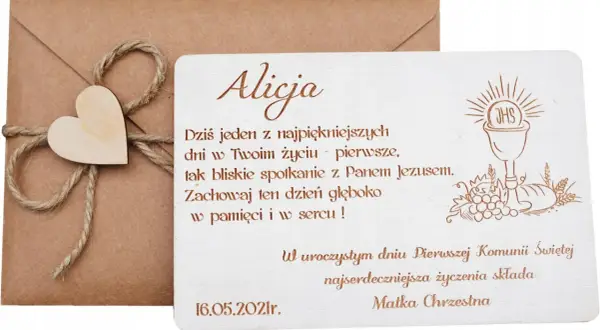 Drewniana kartka z życzeniami na komunię, ozdobiona motywem kielicha i winogron, na tle koperty.
