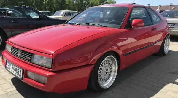 Czerwony Volkswagen Corrado z felgami BBS na zlocie samochodowym.