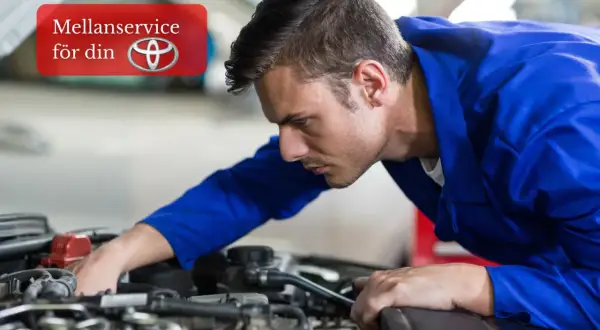 Mekanikern kontrollerar motorn på en Toyota Yaris. Se servicealternativ och pris för din bil.
