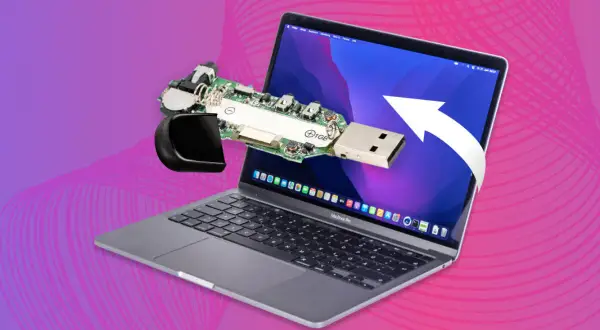 Macbook nie widzi pendrive. Rozłożony pendrive leży na ekranie laptopa, symbolizując problem z odczytem danych.