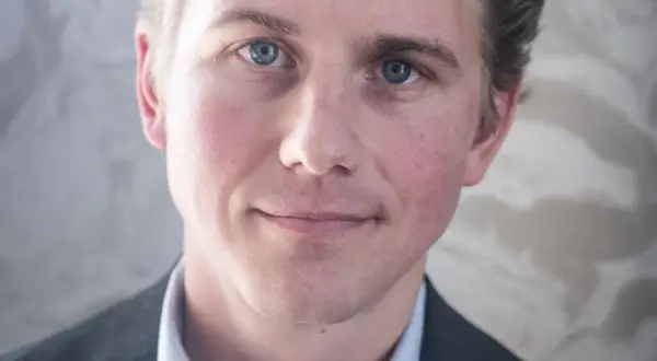 Närbild på Jacob Wallenberg Jr. med blå ögon och ett svagt leende.